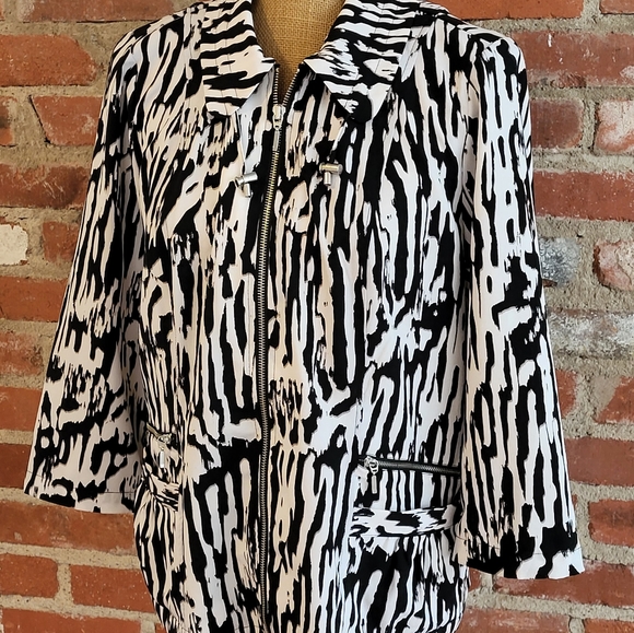 Zenergy by Chicos size 1 (medium) black and white zippered jacket - Picture 3 of 6